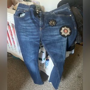 100% authentic ALEXANDER MCQUEEN
Embroidered patches denim jeans 30x30